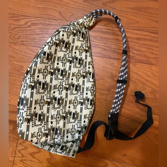 KAVU Sling Bag Geometric Navajo Crossbody Backpack Purse Rope Strap Clip Zipper
